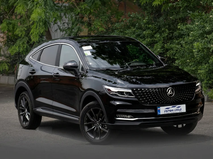 بازدید مشتریان از خودروها در شوروم آرتان